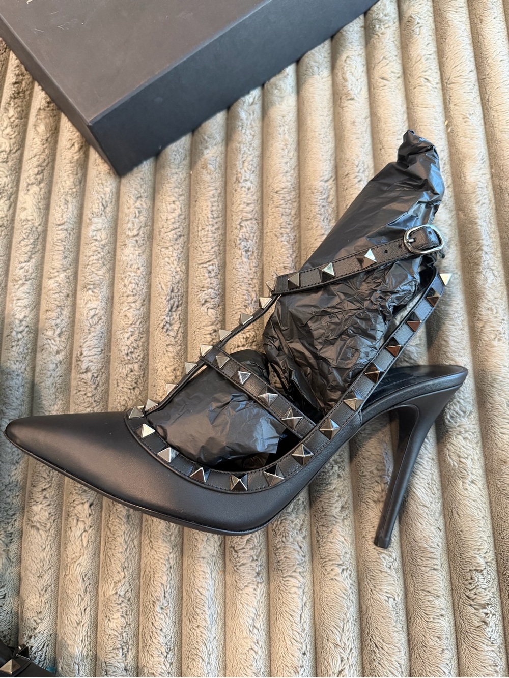 Valentino Garavani Black Pyramid-Stud Pointed Boots - Picture 7 of 10
